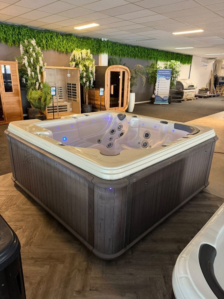 Luxe 6-Persoons Jacuzzi – Schoudermassage