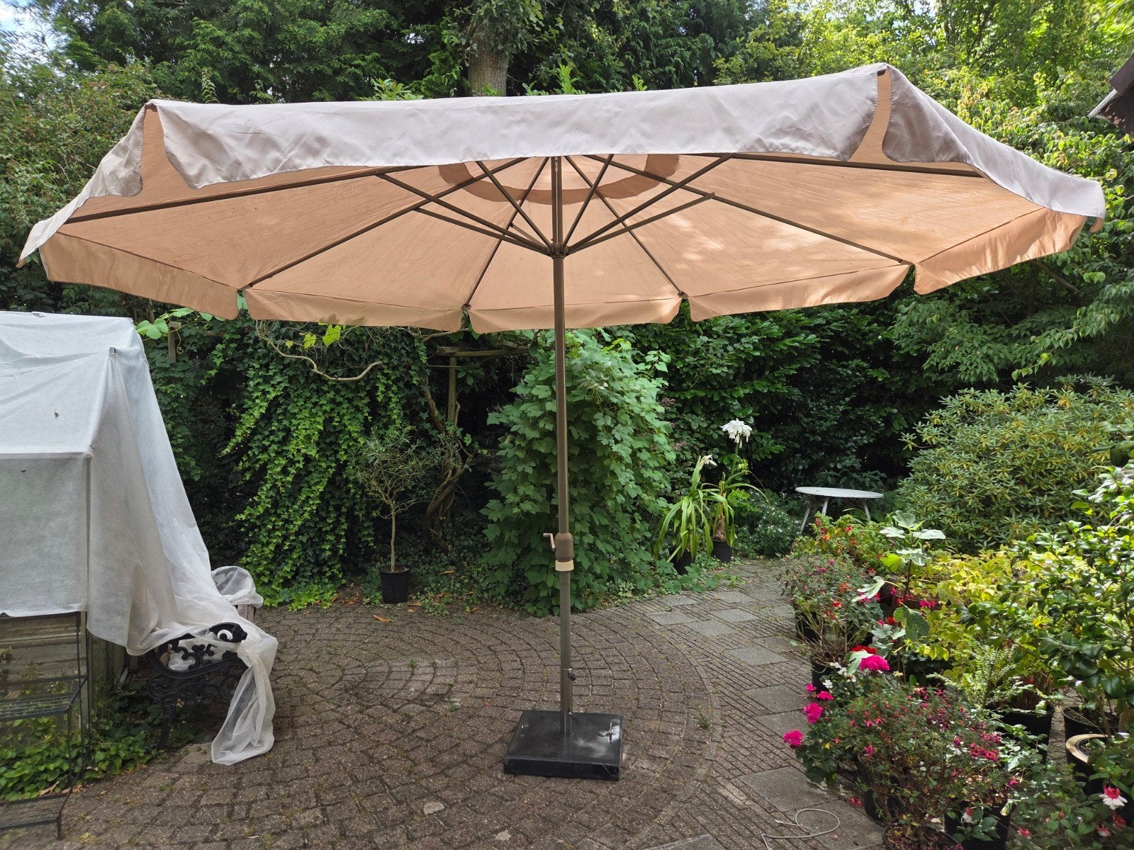 Grote parasol met voet - bijna 4 meter breed!, Ophalen, Verstelbaar, Gebruikt, Stokparasol