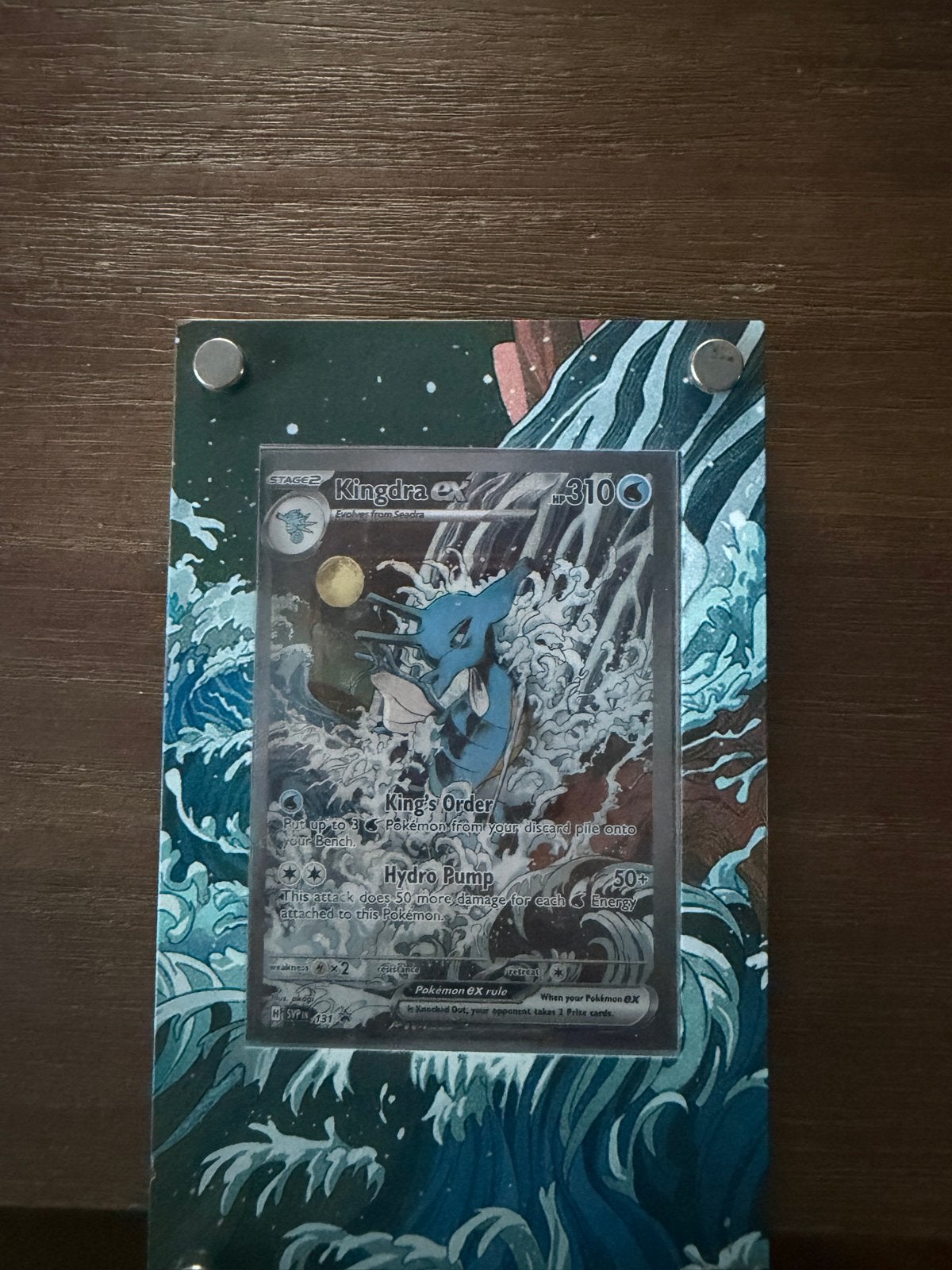 Kingdra EX SVP 131 Pokemon kaart incl. acryl display, Ophalen, Zo goed als nieuw, Losse kaart, Foil