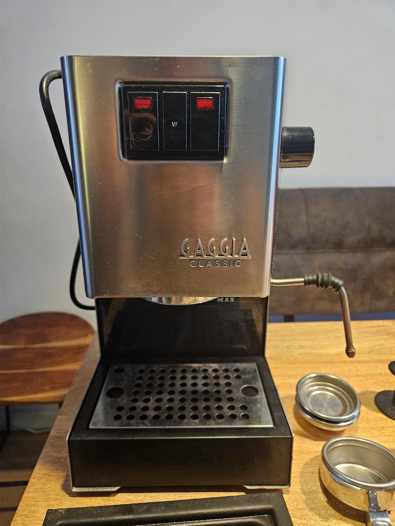 Gaggia Classic met filterdrager en upgrades, Ophalen of Verzenden, Gebruikt, Espresso apparaat, Afneembaar waterreservoir