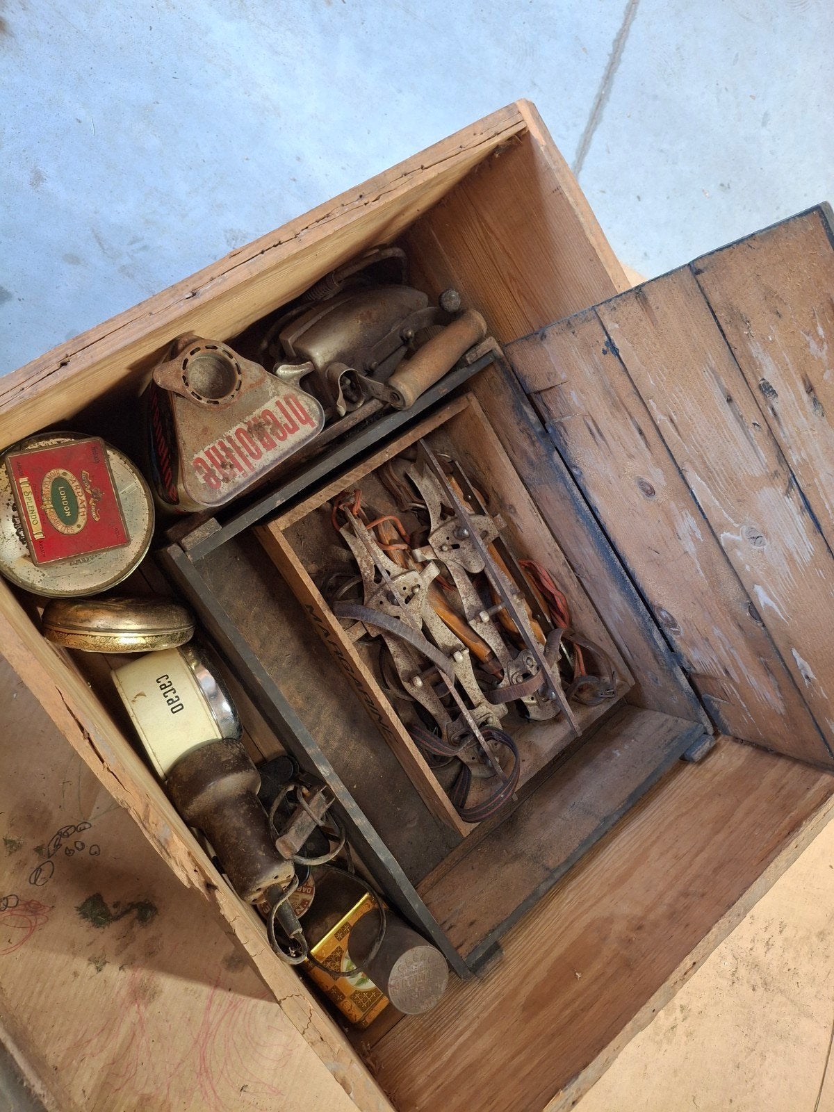kist met oude spullen, Huis en Inrichting, Woonaccessoires | Kisten, Ophalen, 50 – 75, Gebruikt, 50 tot 100 cm