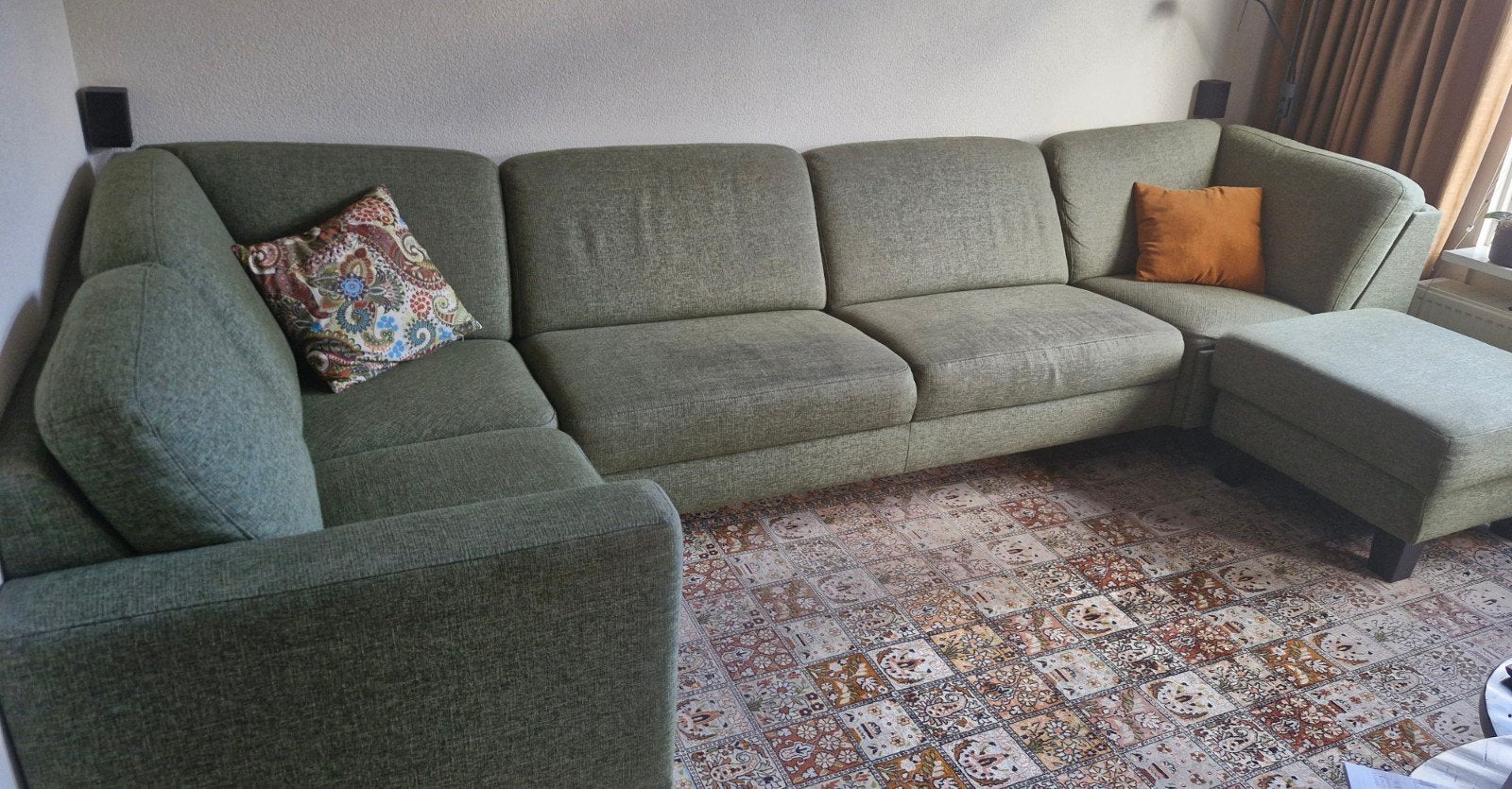 Grote groene hoekbank met hocker - Comfortabel en ruim, Huis en Inrichting, Ophalen, Gebruikt, Stof