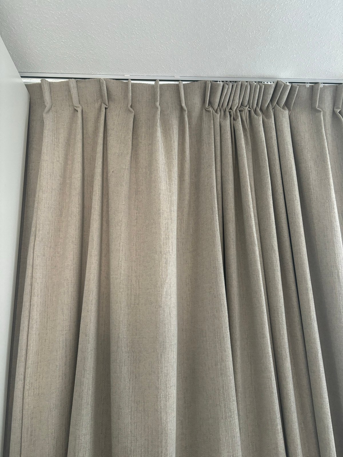 Gordijnen 2 delen - 130cm & 250cm breed, 245cm lang, Ophalen of Verzenden, Gebruikt, Beige, 200 cm of meer