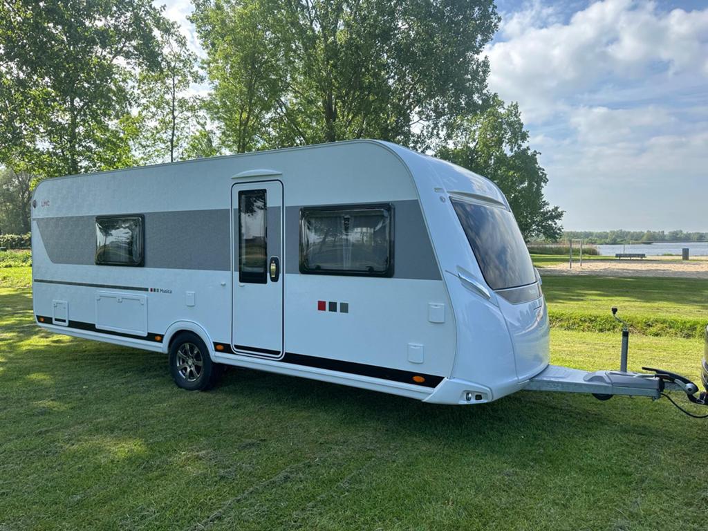 LMC Musica 542E BJ 2023 incl mover/ voortent/zonnepaneel enz, Caravans en Kamperen, Caravans, Rondzit, Particulier, Ringverwarming