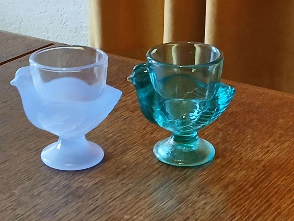 TWEE VINTAGE GLAZEN EIERDOPJES (FRANCE) NIEUW STAAT.., Ophalen of Verzenden, Zo goed als nieuw, Boerderijdier, Beeldje of Figuurtje