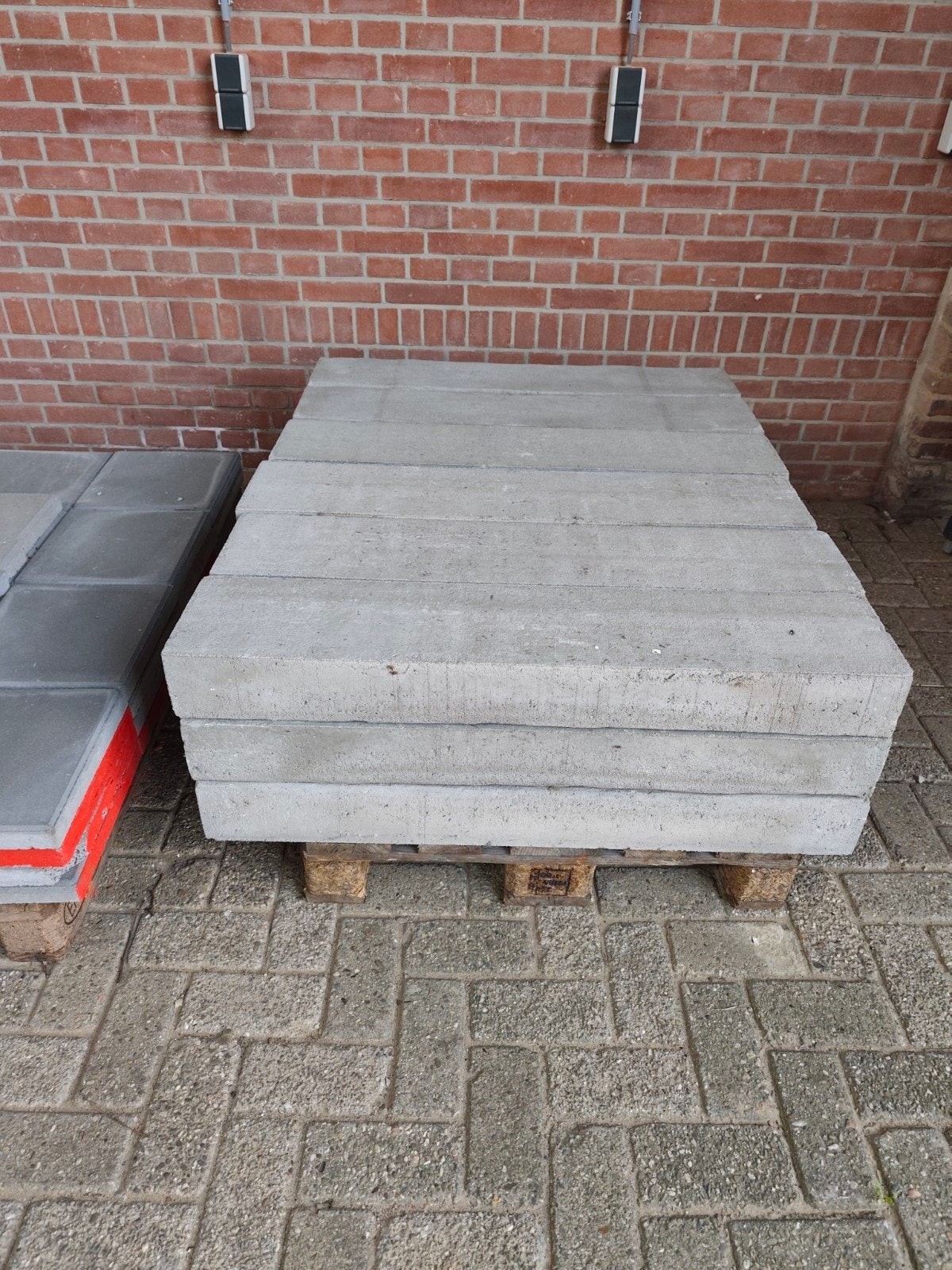 Betonbanden en stoeptegels - Showroom decoratie, Ophalen, Overige typen, 5 tot 10 m², Zo goed als nieuw