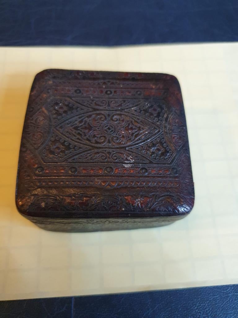 Antiek leren doosje met reliëf en blauwe voering, Antiek en Kunst, Ophalen of Verzenden