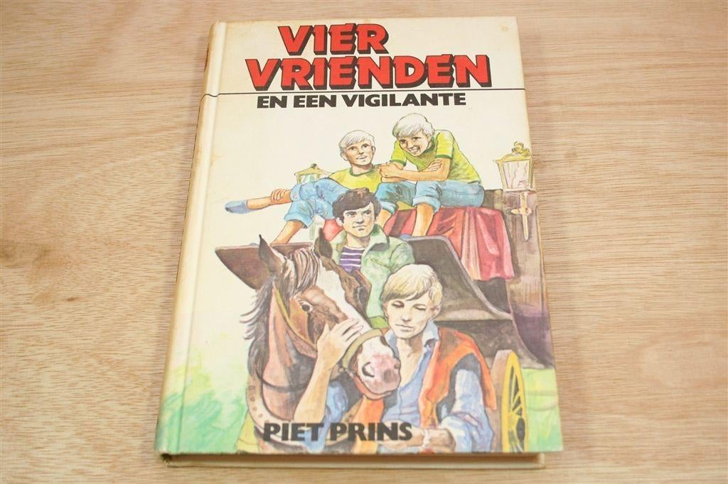 Vier Vrienden en Een Vigilante — Vintage Jeugdboek, Boeken, Ophalen of Verzenden, Gelezen