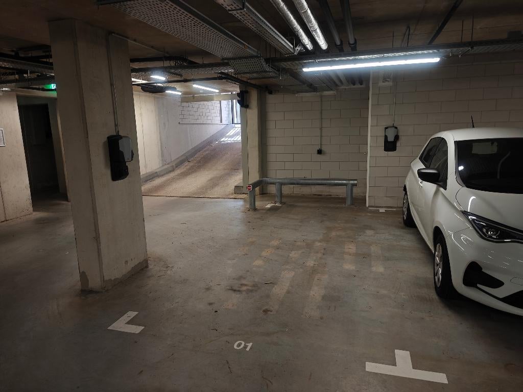 Amsterdam station Sloterdijk met oplaadpaal parkeerplaats, Huizen en Kamers, Garages en Parkeerplaatsen, Amsterdam