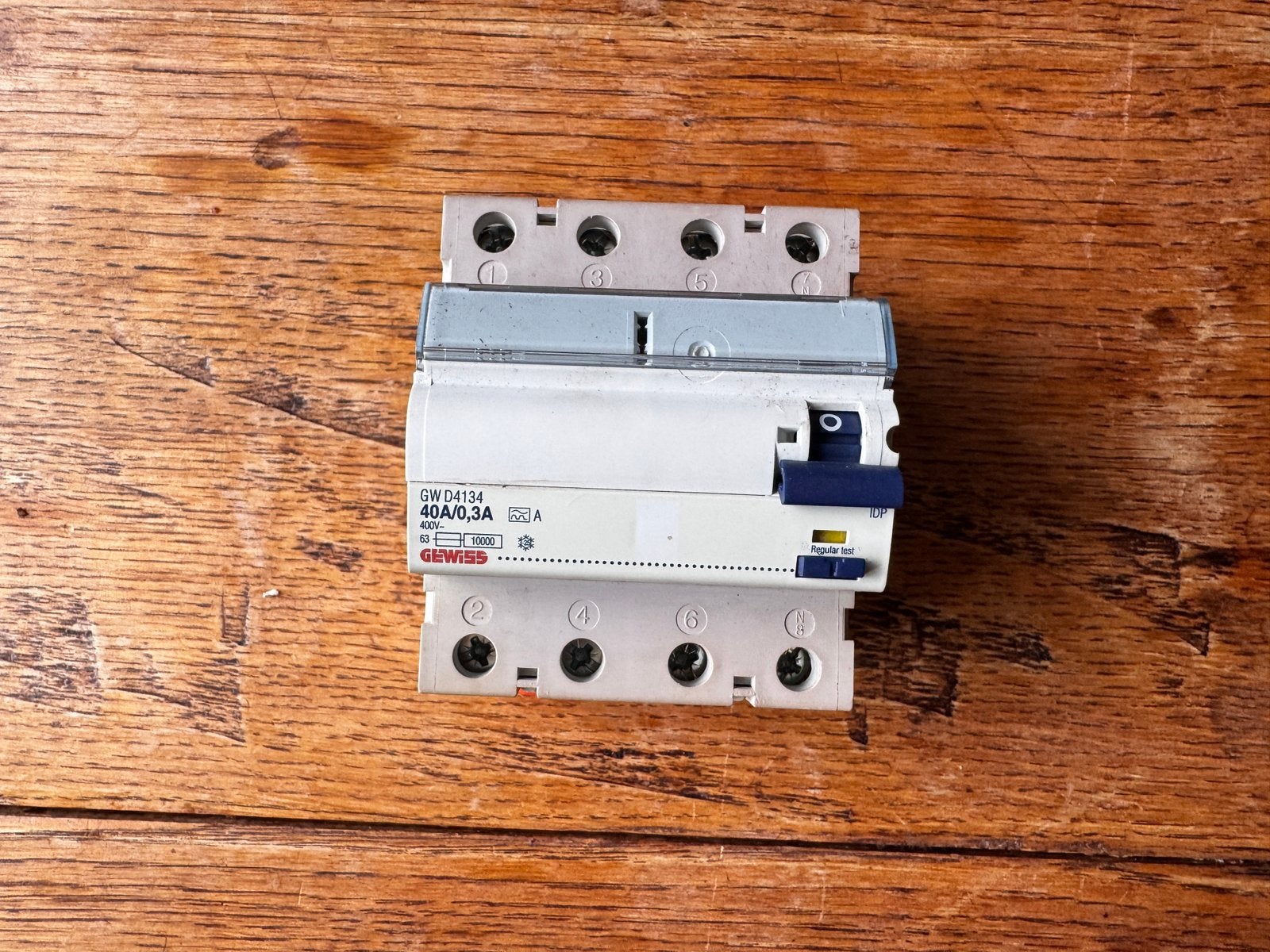 4 polige aardlekschakelaar - 40A 300ma - type A, Doe-het-zelf en Verbouw, Elektra en Kabels, Ophalen of Verzenden, Zo goed als nieuw