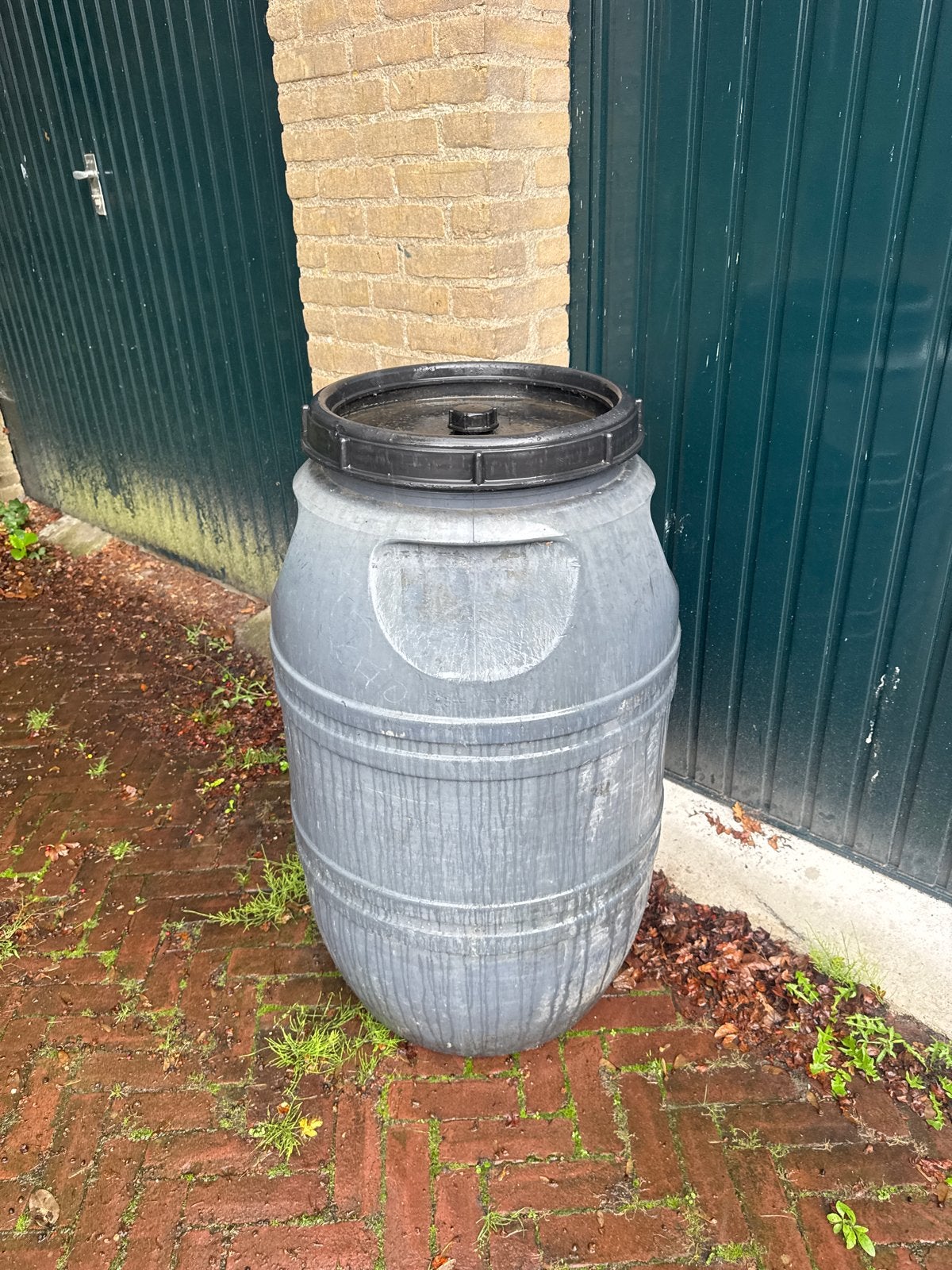 Regenton met deksel - Grijs kunststof, Tuin en Terras, 150 liter of meer, Ophalen of Verzenden, Gebruikt, Kunststof