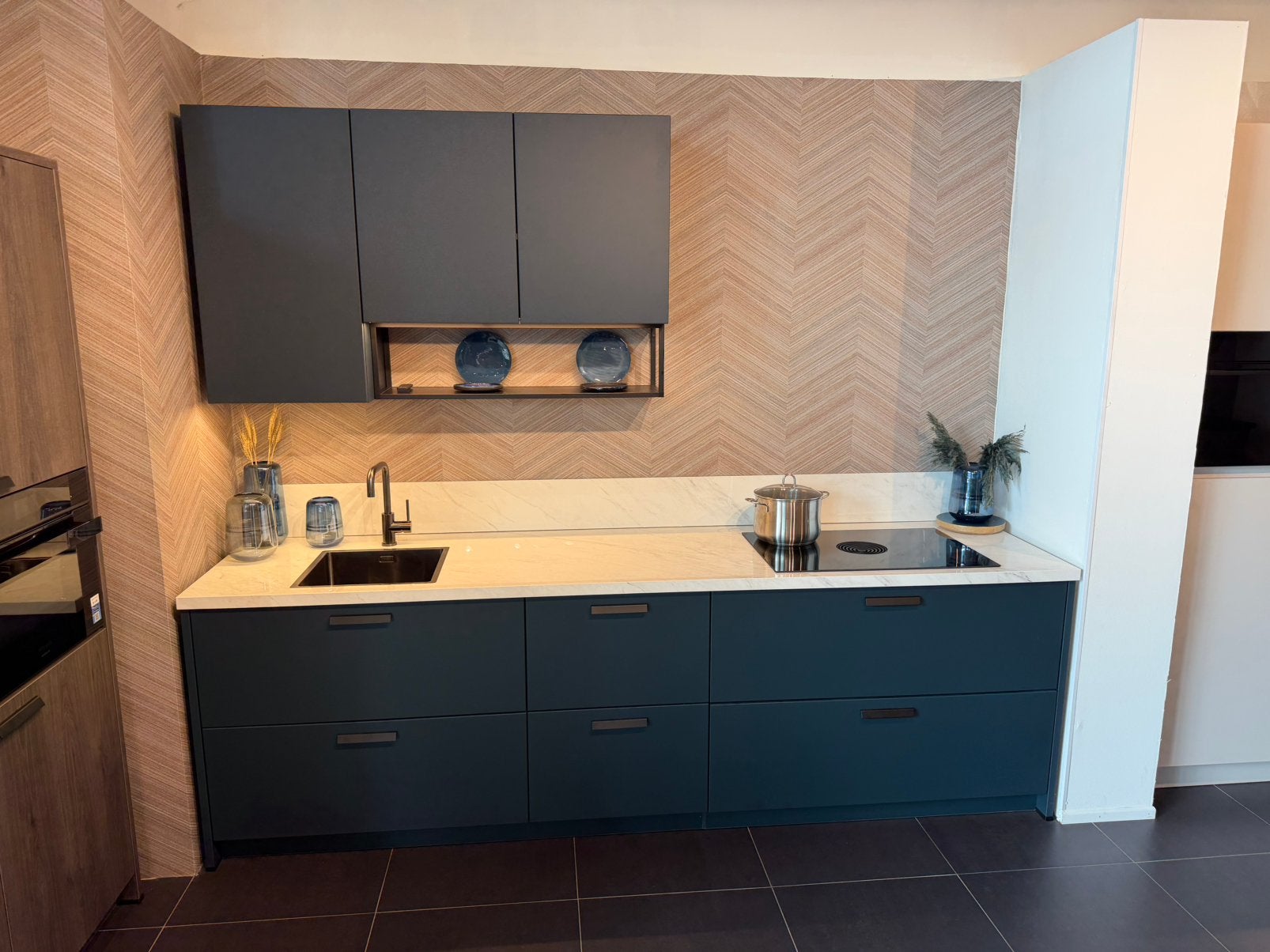 Showroomkeuken met Siemens apparatuur en Bora kookplaat, Huis en Inrichting, Ophalen, Overige materialen, Blauw, Nieuw