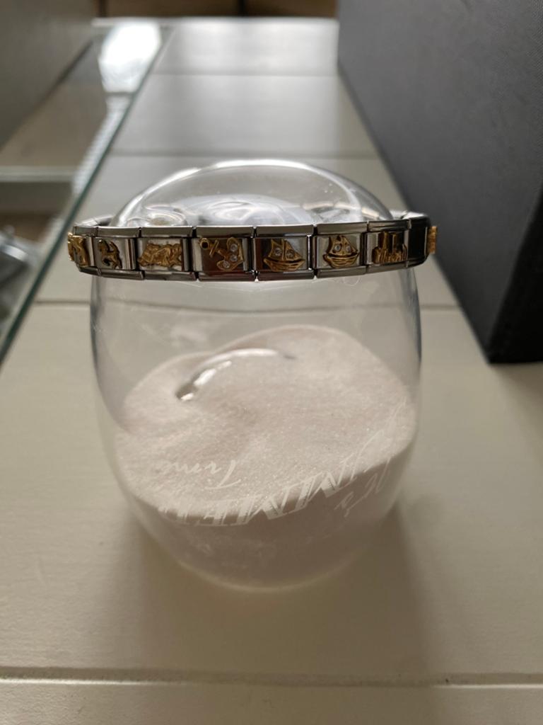 Schakel/bedelarmband met gouden symbolen 23 schakels, Ophalen of Verzenden, Zo goed als nieuw, Goud