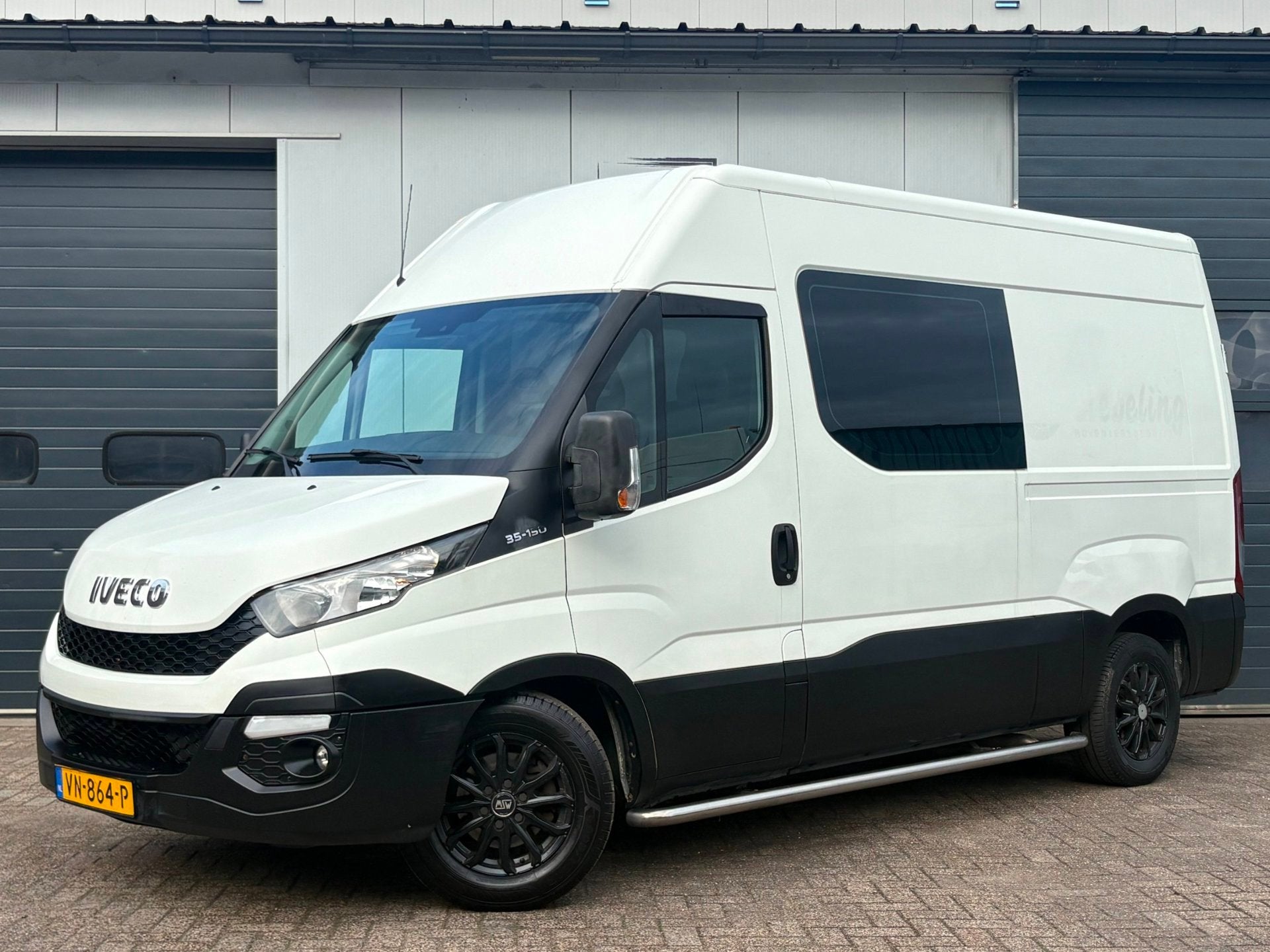 Iveco Daily 35C15V 2.3 146pk DC 7-pers. Clima Cruise 3.5t Tr, 13 km/l, Euro 5, Gebruikt, Zwart