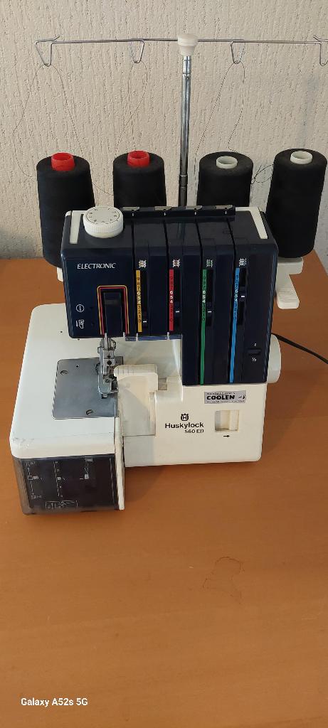 Husqvarna Huskylock 560 ED lockmachine, Hobby en Vrije tijd, Naaimachines en Toebehoren, Ophalen, Gebruikt, Lockmachine, Husqvarna
