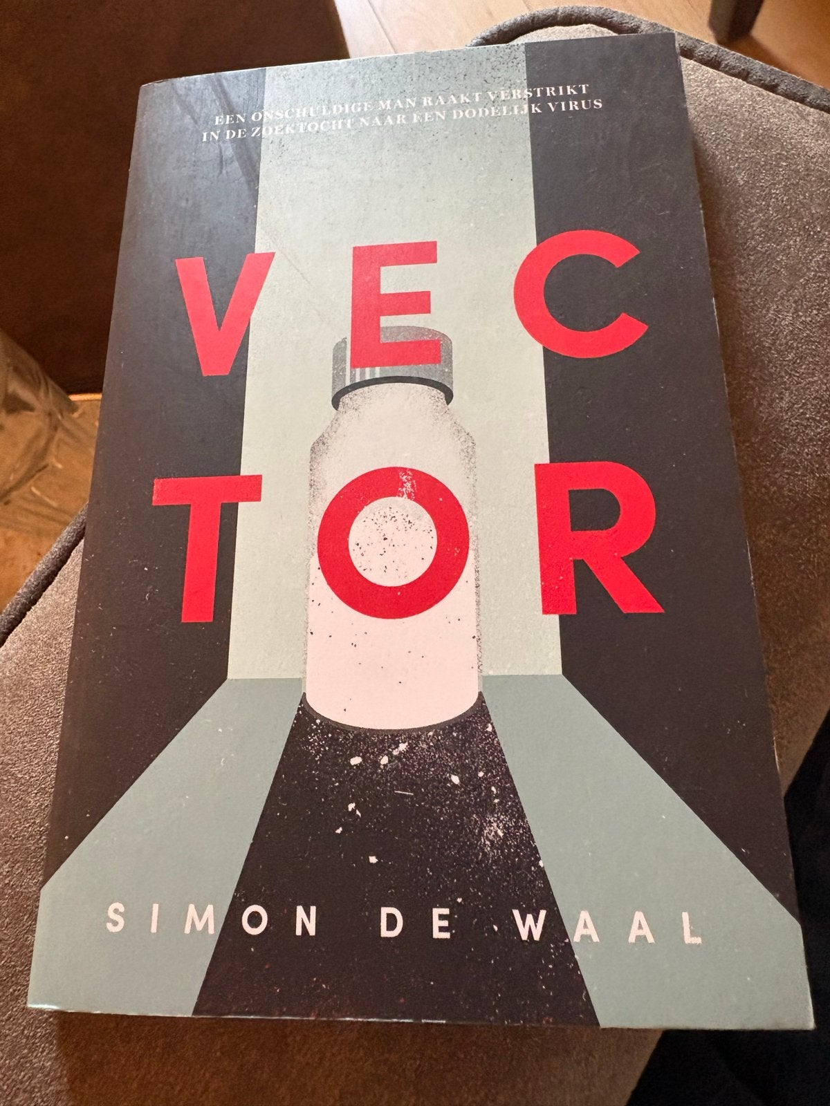 Vector - Simon de Waal (Thriller), Ophalen of Verzenden, Zo goed als nieuw, Nederland