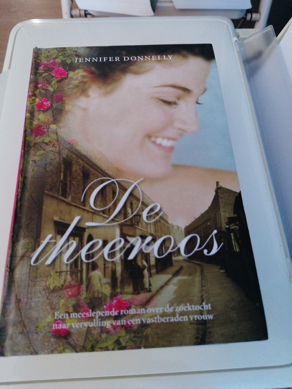 Jennifer Donnelly - De theeroos, Ophalen of Verzenden, Gelezen, Jennifer Donnelly