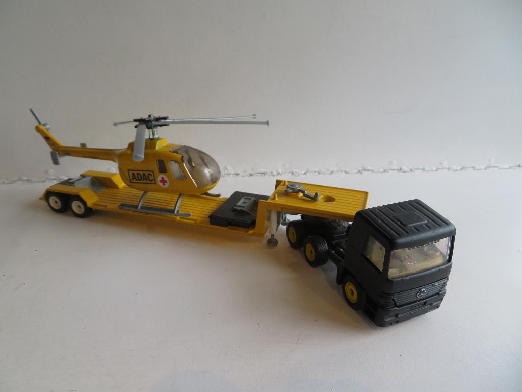 Siku Mercedes Actros, Trailer met Adac helicopter, Hobby en Vrije tijd, Modelauto's | Overige schalen, Ophalen of Verzenden, Bus of Vrachtwagen