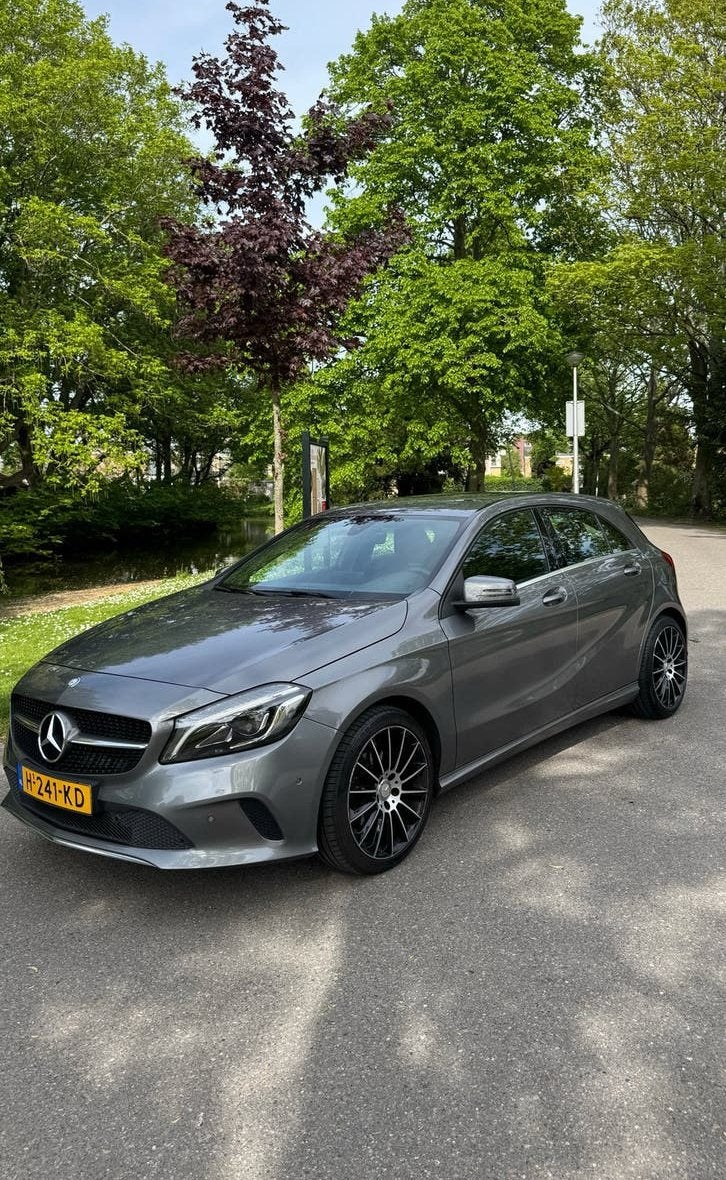 Mercedes-Benz A180 Automaat LED Sfeer Navi Sportstoelen, Auto's, Mercedes-Benz, 4 cilinders, 122 pk, Particulier, 695 kg