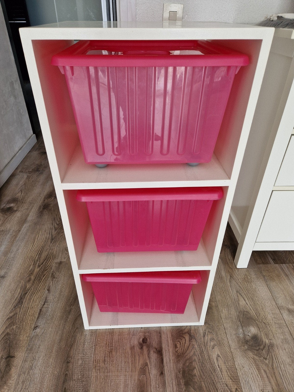 Wit opbergkast met 3 roze bakken - 98x45,5x42 cm, Ophalen of Verzenden, Gebruikt