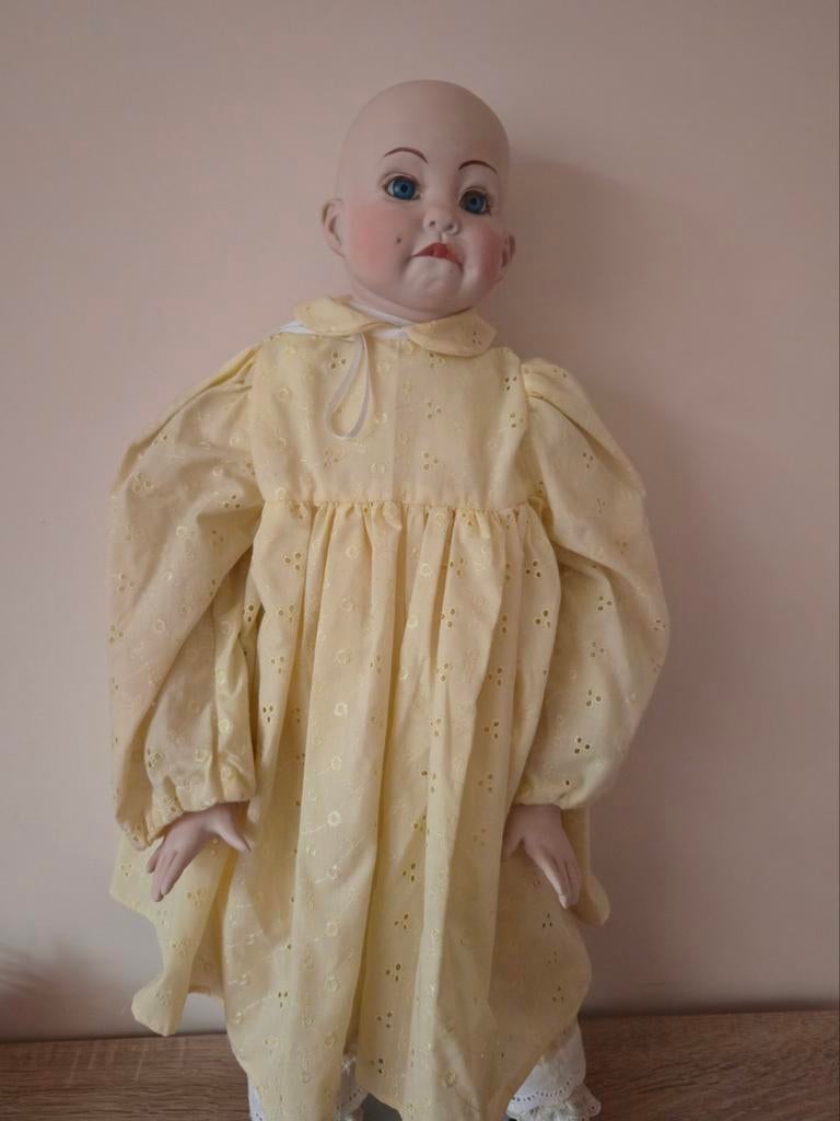 Vintage-stijl porseleinen pop “Joey” – Cindy Marschner 1991, Verzamelen, Poppen, Ophalen of Verzenden, Gebruikt, Pop, Levensecht of Reborn