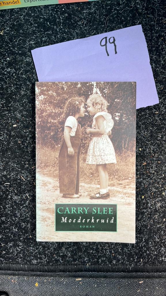 Carry Slee - Moederkruid (Roman), Ophalen of Verzenden, Zo goed als nieuw, Nederland