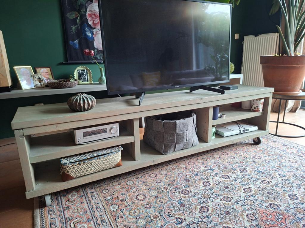 Tv meubel op wieltjes, Huis en Inrichting, Kasten | Televisiemeubels, Ophalen of Verzenden, 25 tot 50 cm, 50 tot 100 cm, Minder dan 100 cm