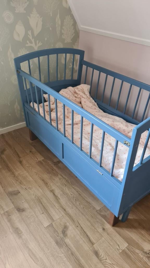 Blauw houten ledikantje voor baby of peuter, Kinderen en Baby's, Babywiegjes en Ledikanten, Ophalen of Verzenden, Gebruikt, Ledikant