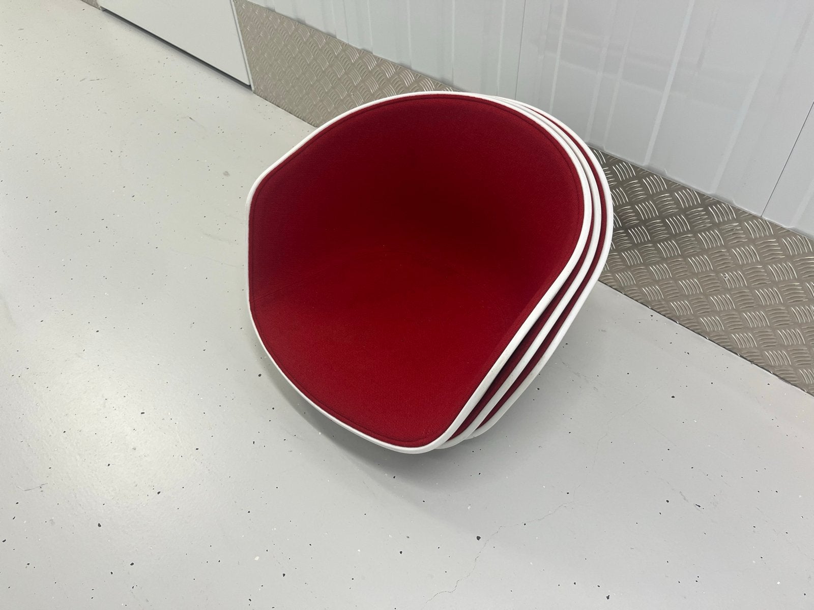 Set van 3 moderne rode witte kuipstoelen, Huis en Inrichting, Stoelen, Kunststof, Twee, Ophalen of Verzenden, Zo goed als nieuw