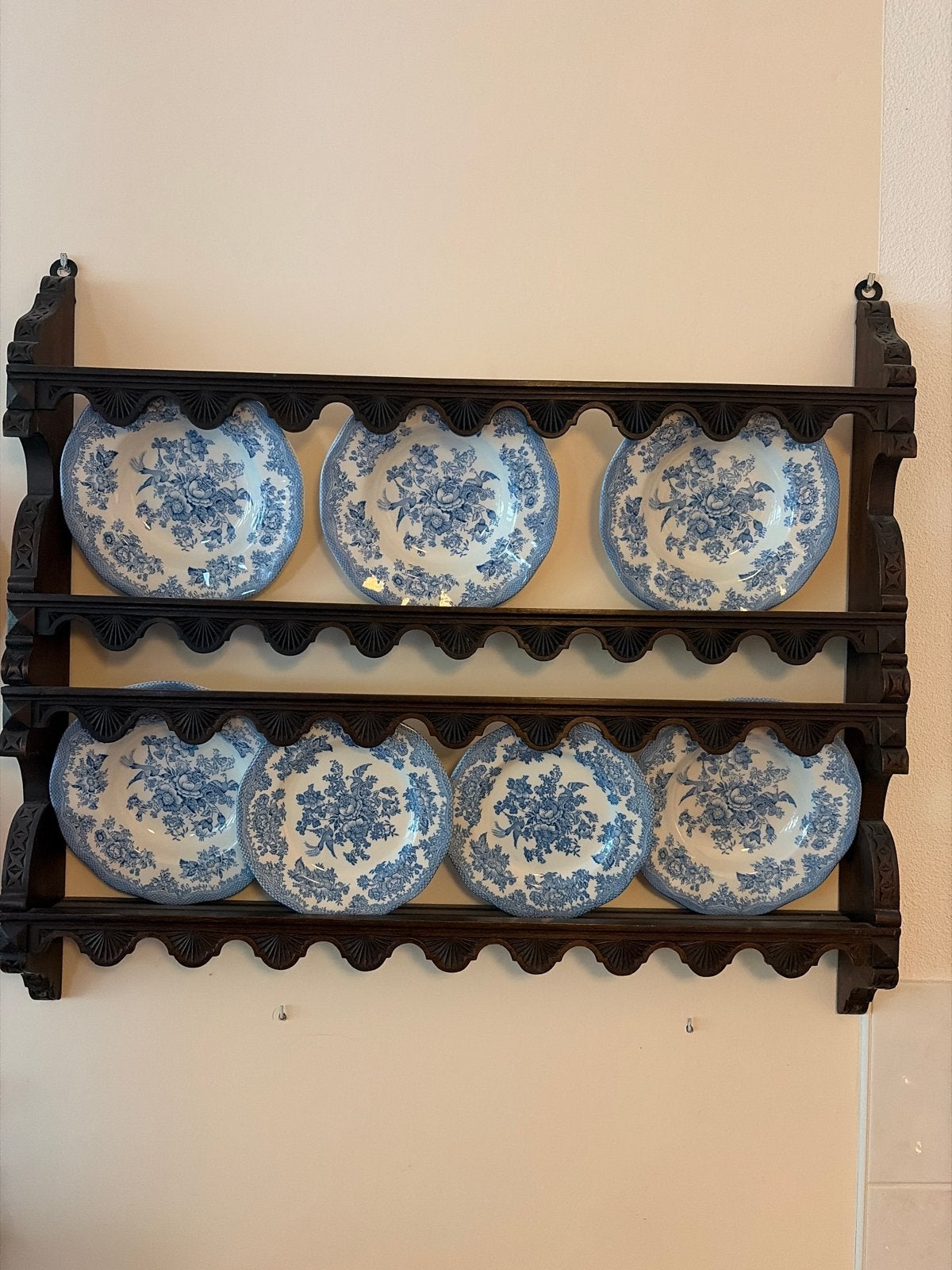 Antiek bordenrek met 7 Unicorn Staffordshire borden, Ophalen