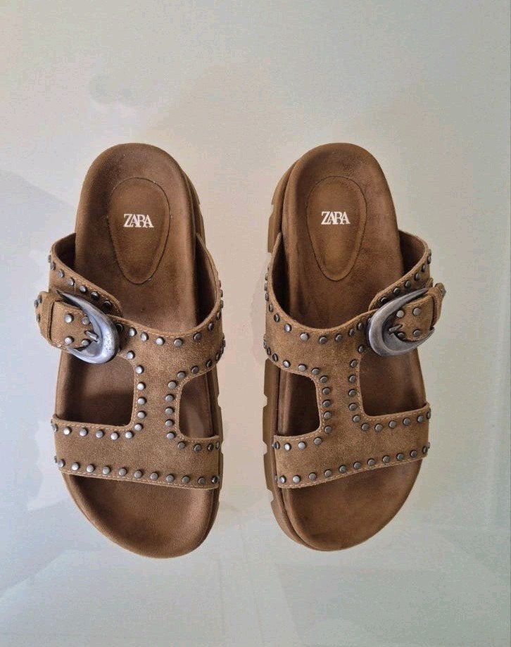 Zara suède slippers/sandalen met studs - Maat 40. Als nieuw, ZARA, Overige kleuren, Zo goed als nieuw, Sandalen of Muiltjes