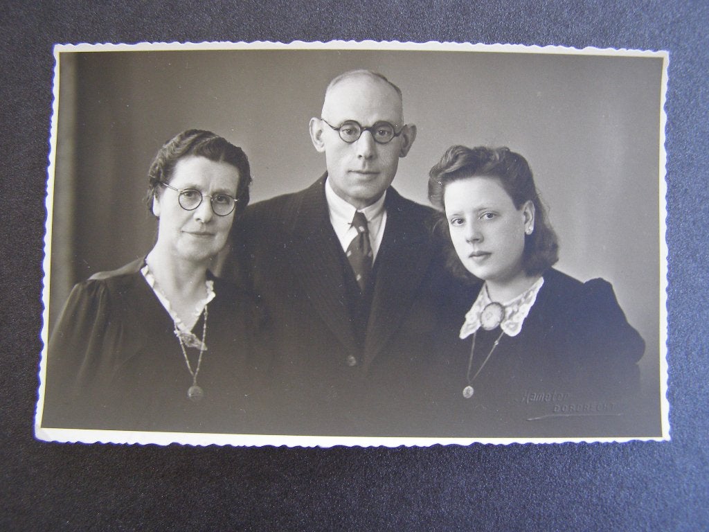 Fotografie HAMETER, Dordrecht: Gezin, man, vrouw en dochter, Verzamelen, Foto's en Prenten, Gebruikt, Foto, Ophalen of Verzenden