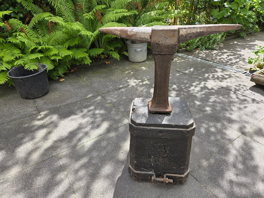 Oud Aambeeld op houten blok, Ophalen, Gebruikt, Overige typen, Overige merken