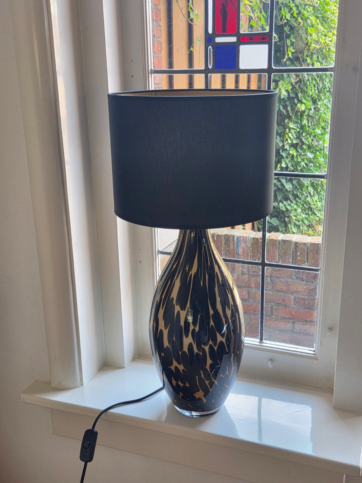 Moderne tafellamp met zwart-beige gespikkeld design, Huis en Inrichting, Met kap, Zo goed als nieuw, Zwart, Schemerlamp