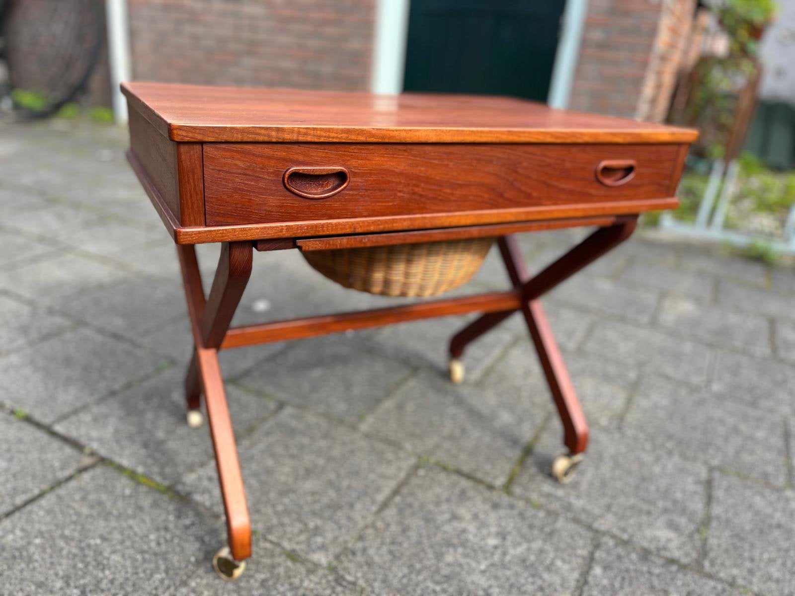 Vintage bijzettafel, wandkast, design, jaren 50 naaitafel, Ophalen, 50 tot 100 cm, Zo goed als nieuw, 25 tot 50 cm