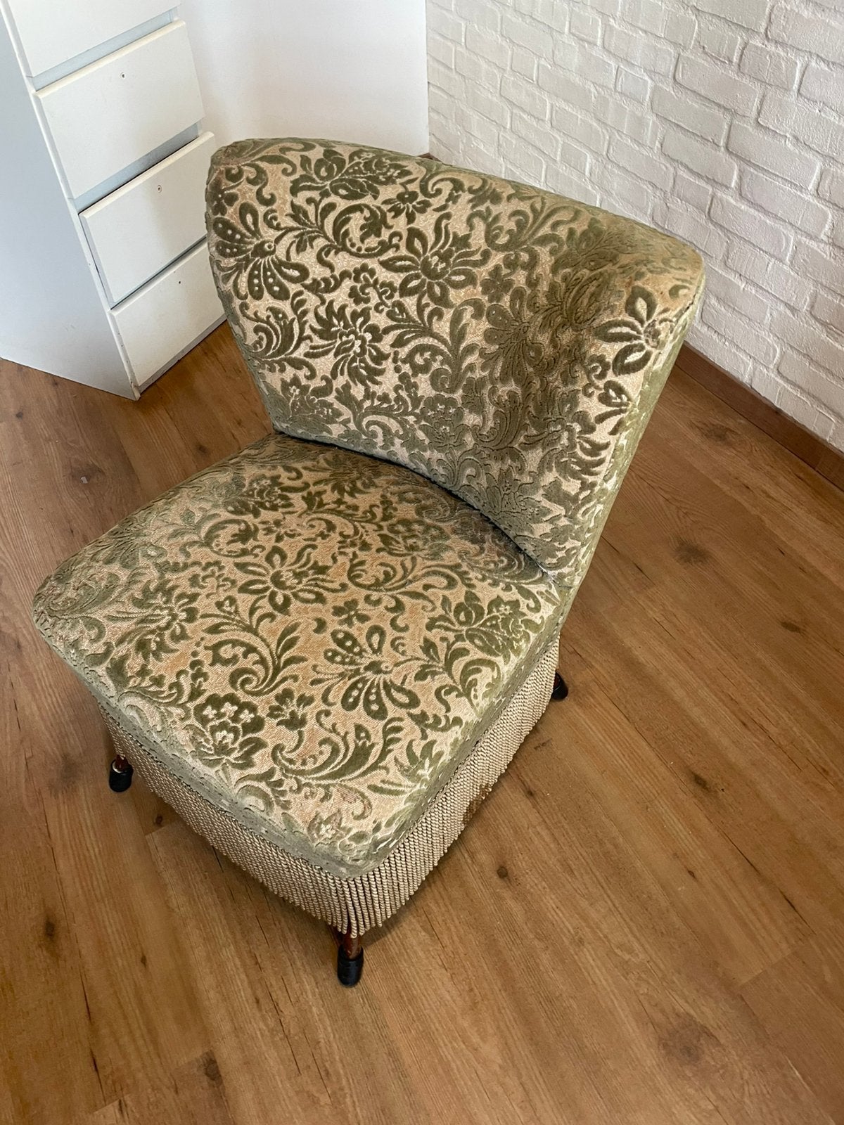 Vintage fauteuil met groen fluwelen patroon en franjes, Ophalen, 75 tot 100 cm, French vintage, art deco, victorian style, Zo goed als nieuw