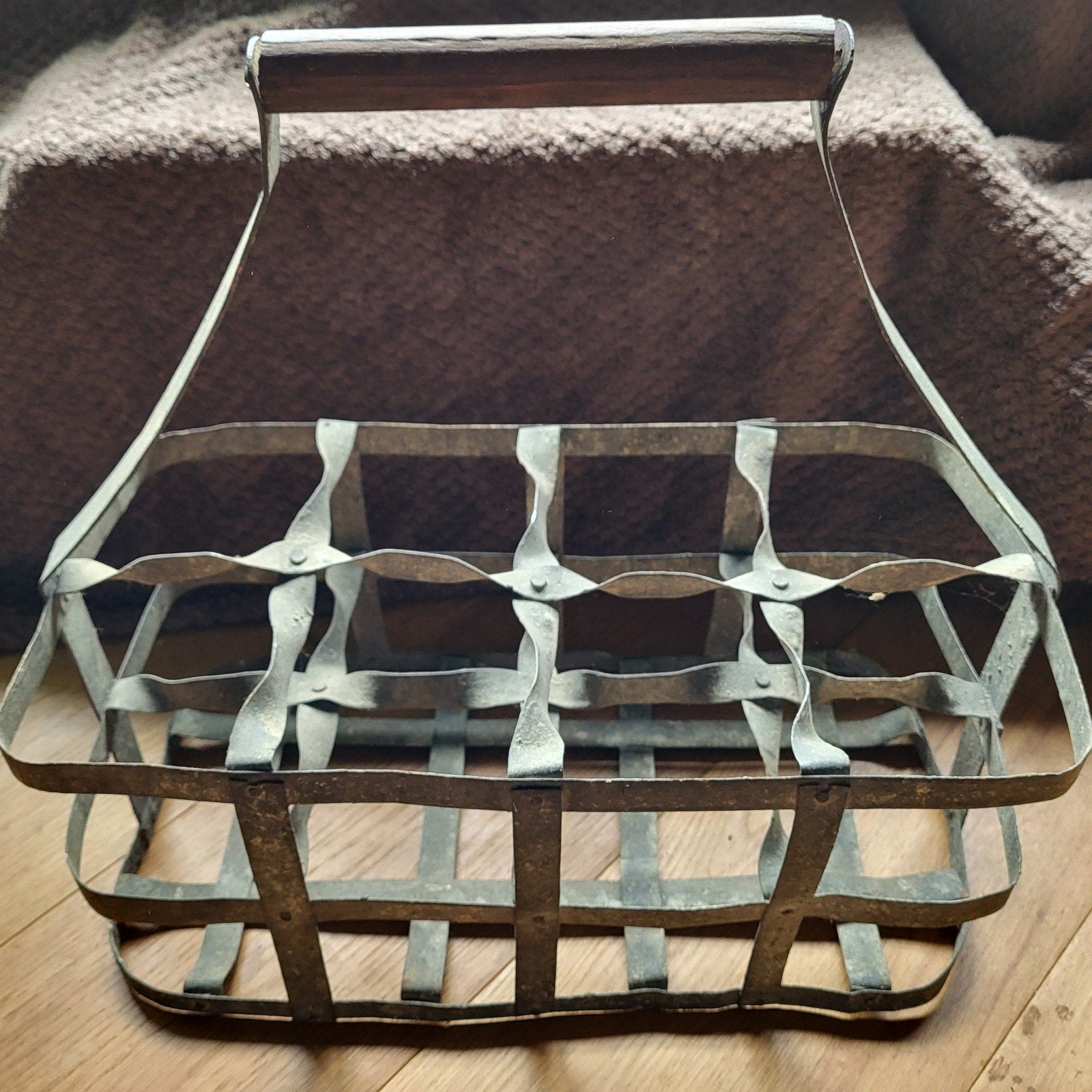 Brocante groot Frans metalen flessenrek met houten handvat, Antiek en Kunst, Ophalen