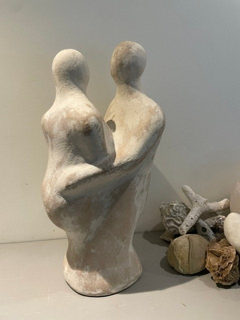 Stoer robuust wit stenen beeld. Twee geliefden / liefde, Ophalen, Groep mensen, Handgemaakt, 20 - 50 cm