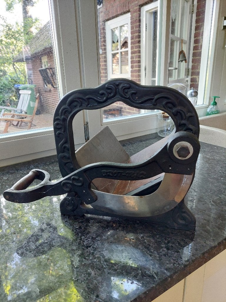 Antieke Roggebrood Snijmachine - Museumstuk, Ophalen