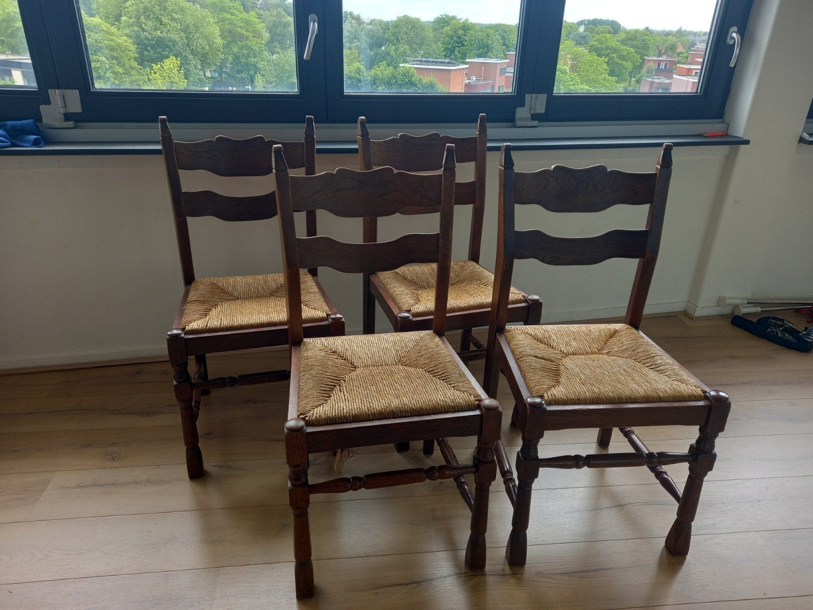 4 mooie stoelen van hout en riet, Ophalen