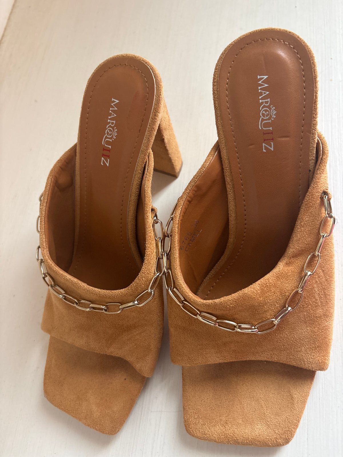 Marquiz muiltjes met kettingdetail, Kleding | Dames, Schoenen, Ophalen of Verzenden, Gedragen, Bruin, Sandalen of Muiltjes