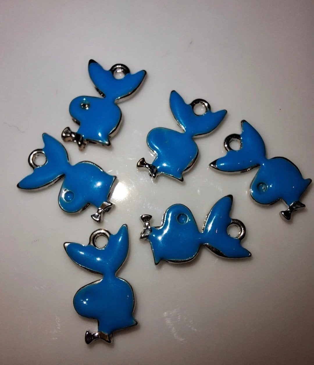 6 stuks bedels hangers metaal konijn playboy blauw zilver, Overige merken, Overige materialen, -, -