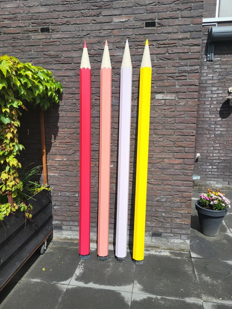 Mooie grote kleur potloden decoratie, 235cm lang., Reclamebord, Onbekend, Ophalen of Verzenden, Zo goed als nieuw