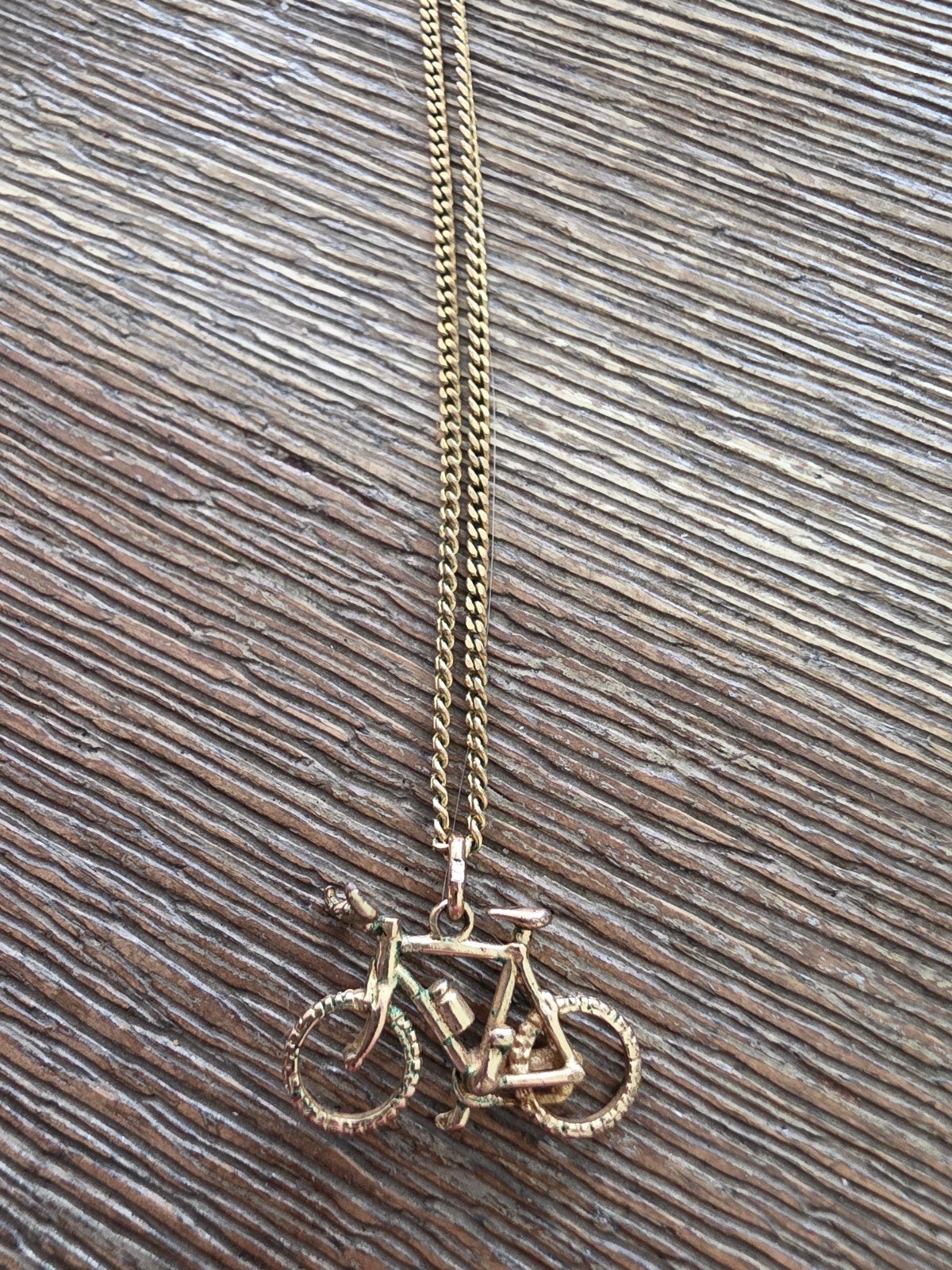 Gouden kleurig  ketting met fiets hanger, Gebruikt, Ophalen of Verzenden, Goud, Overige materialen