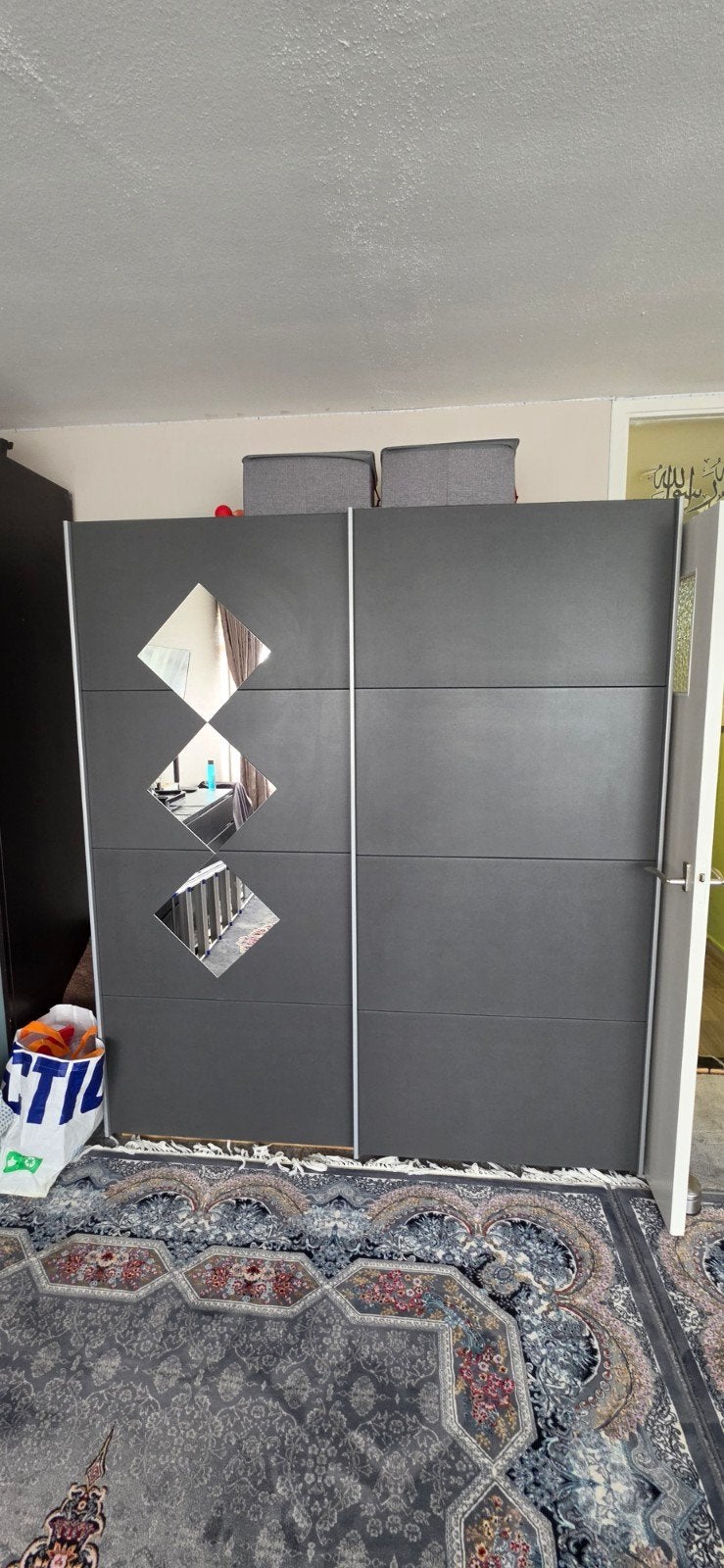Grote kledingkast met schuifdeuren en spiegeldetails, Overige materialen, Gebruikt, 200 cm of meer, Met plank(en)