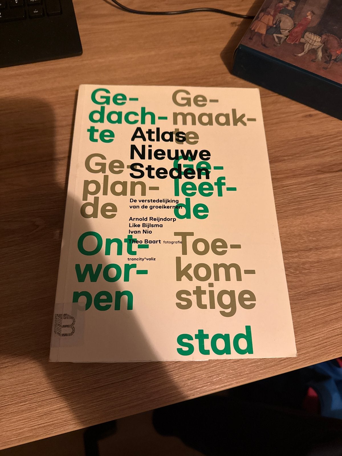 Gedachte-gemaakte Atlas Nieuwe Steden, Boeken, Overige atlassen, 2000 tot heden, Ophalen of Verzenden, Zo goed als nieuw