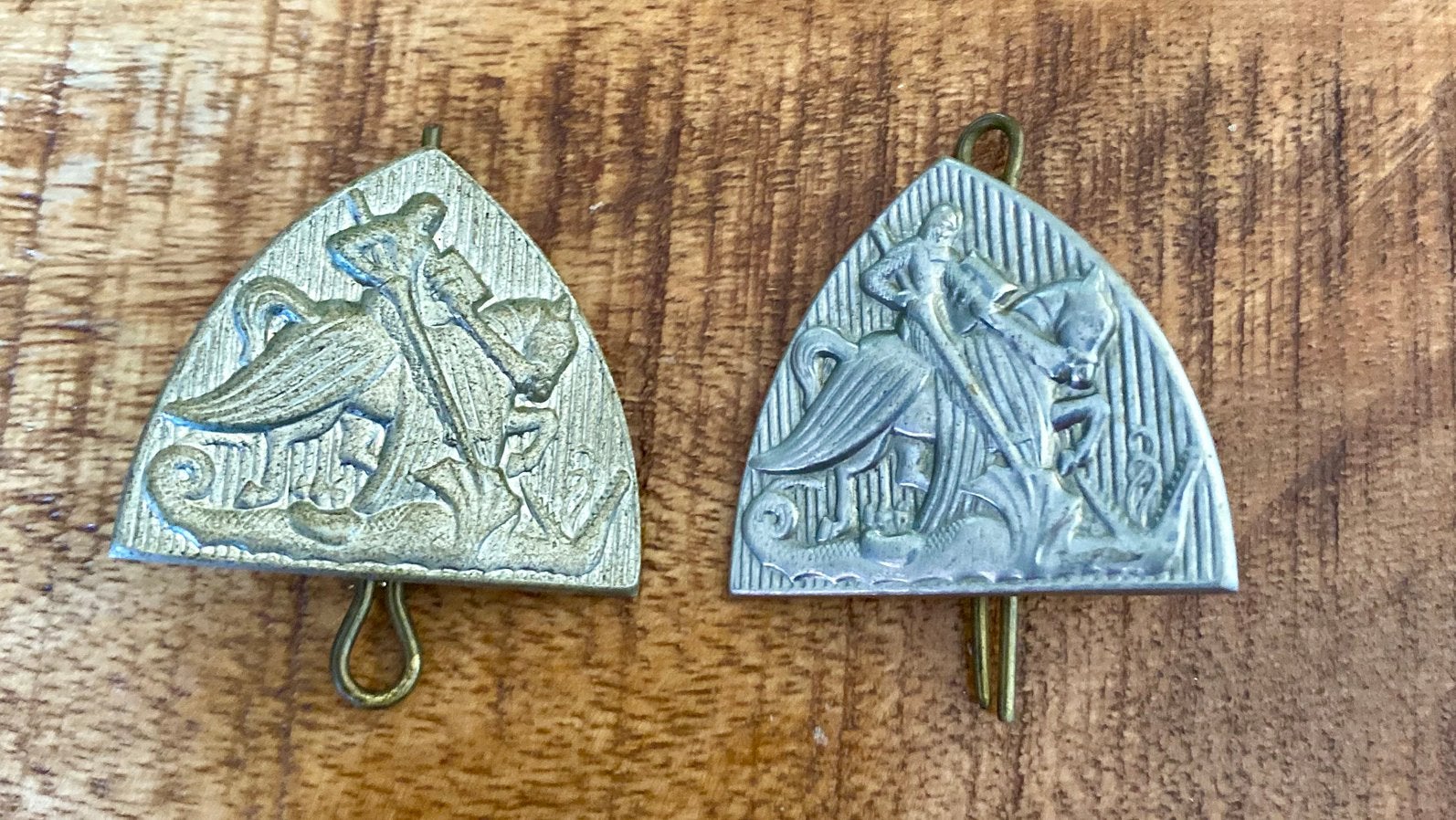 Twee Nederlandse schouderemblemen cavalerie jaren 50, Verzamelen, Verzenden, Landmacht, Nederland, Embleem of Badge