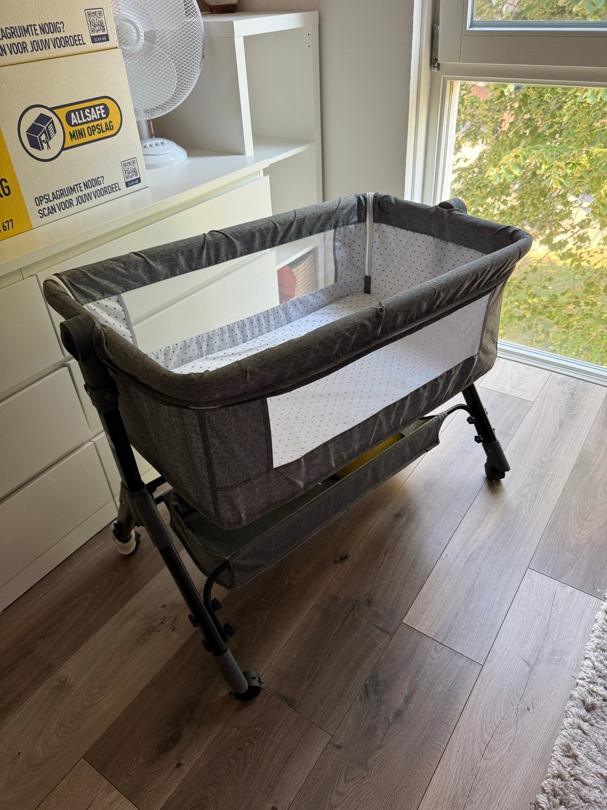 Yellies Co-Sleeper / Reiswieg - Grijs (excl. muggennet), Kinderen en Baby's, Babywiegjes en Ledikanten, Ophalen, Zo goed als nieuw