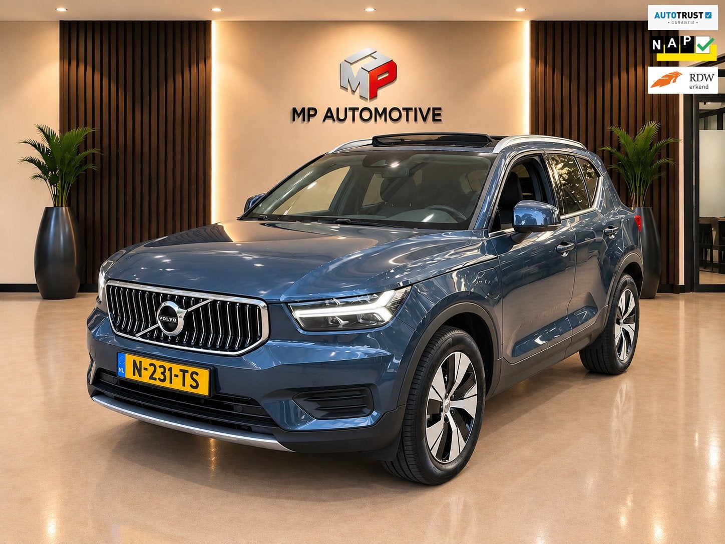 Volvo XC40 1.5 T4 Recharge Inscription|Trekhaak|Panoramadak|, Auto's, Dealer onderhouden, 1800 kg, Euro 6, Blauw