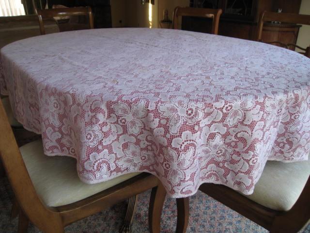 Tafelkleed ovaal, dubbel gevoerd, onder roze, boven kant, Ophalen of Verzenden, Roze, Tafelkleed of Tafelzeil